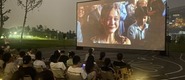（欧美亚洲女人的屄片子视频看看吧！转载）成都秋夜“新耍法”：到公园看坝坝电影